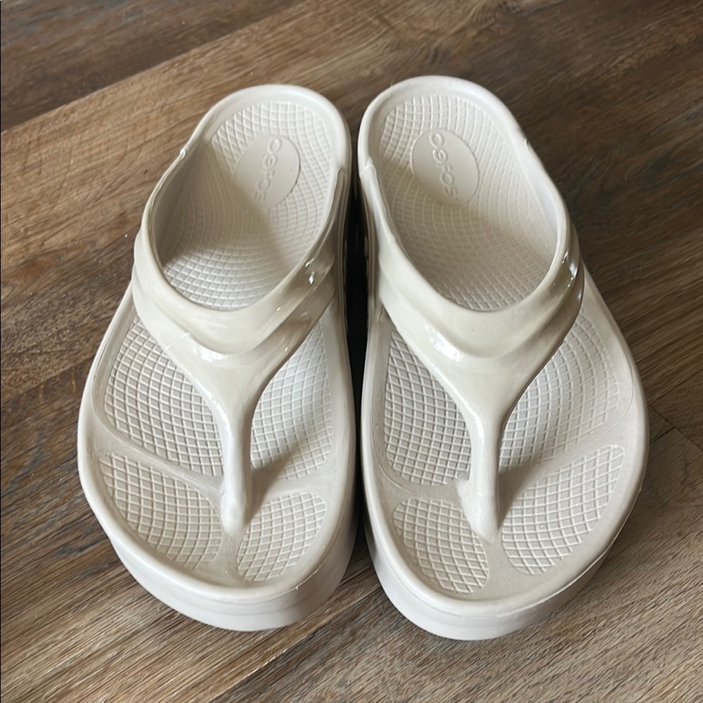 Oofos SZ 9 Women's Cream Flip-Flops. Excellent condition.